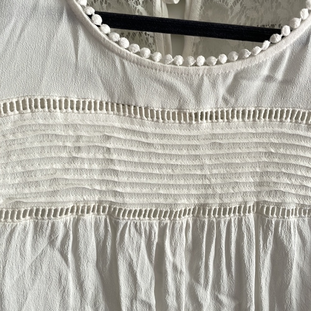 Danielrainn Delicate detailed crepe lacy flowy top Petite Large - Picture 4 of 6